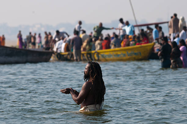 morgen beten - morning river ganges river varanasi stock-fotos und bilder