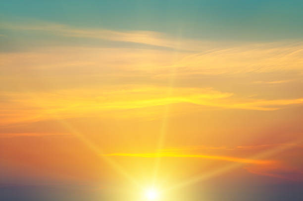 日の出とクラウディスカイ - uprise ストックフォトと画像