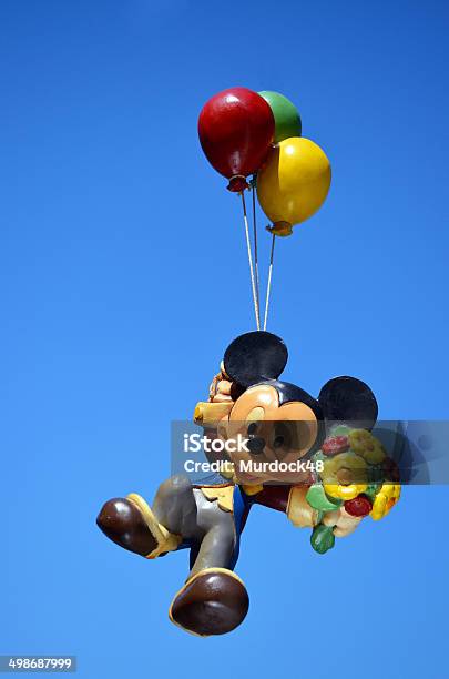 Disneys Mickey Mouse Foto de stock y más banco de imágenes de Mickey Mouse  - Mickey Mouse, Globo - Decoración, Disney - iStock