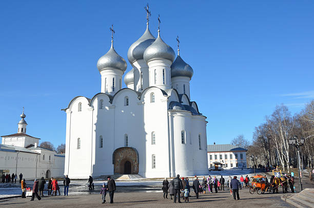 rusia escena: las personas de a pie de la catedral cerca de sophiysky vologda - tony snow fotos fotograf�ías e imágenes de stock