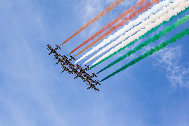 イタリアの曲芸 - teamwork flying fighter plane airshow ストックフォトと画像