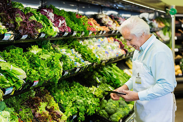 старший grocery store manager с товарными запасами с цифровой планшет - smart casual occupation casual healthy eating стоковые фото и изображения