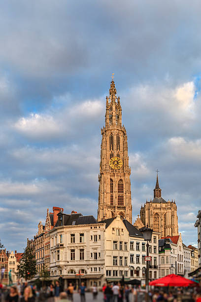 антверпен, grote markt-бельгия - cathedral of our lady стоковые фото и изображения