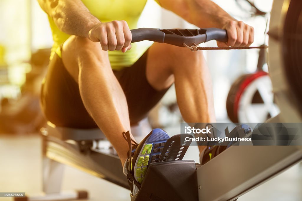 Hombre de entrenamiento en el gimnasio, en fila máquina - Foto de stock de Remar libre de derechos