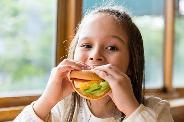 Mädchen Essen hamburger – Foto