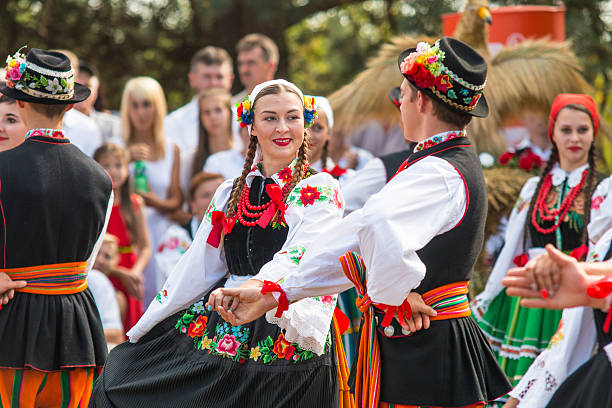 традиционный танец красочных folk из группы lowicz, польша - lowicz стоковые фото и изображения