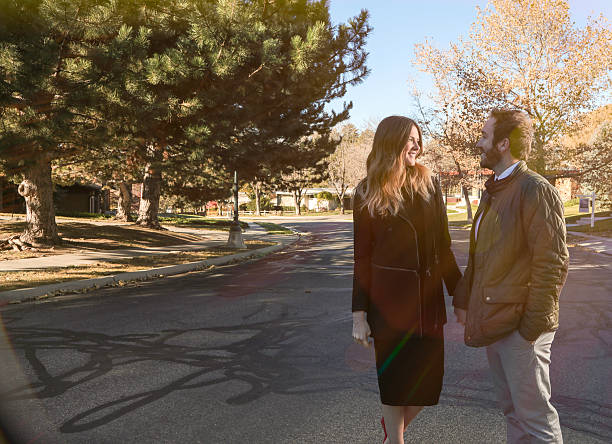 para spaceru w okolicy - couple old fashioned hipster holding hands zdjęcia i obrazy z banku zdjęć