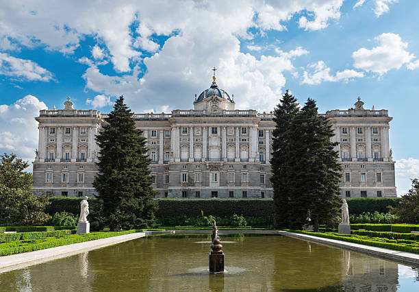 giardini del palazzo reale di madrid - fountain formal garden ornamental garden water foto e immagini stock