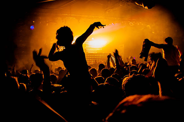 mädchen auf schultern in nachtclub party-silhouette - tanzmusik stock-fotos und bilder