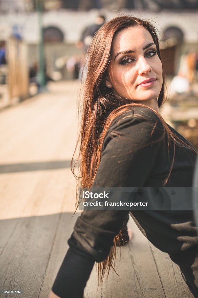 Frau Porträt sitzt auf dem pier - Lizenzfrei Anlegestelle Stock-Foto