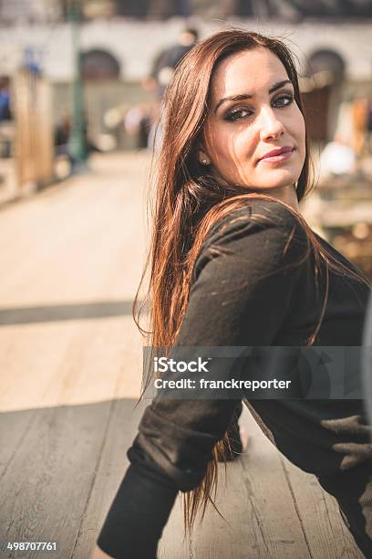 Frau Porträt Sitzt Auf Dem Pier Stockfoto und mehr Bilder von Anlegestelle - Anlegestelle, Attraktive Frau, Bauwerk