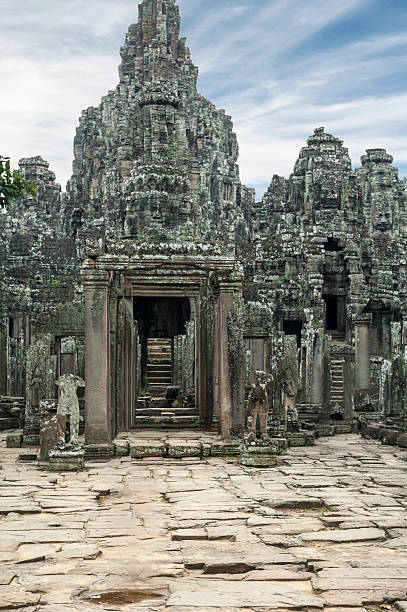 アンコールトム、カンボジアでは、バイヨン寺院 - ancient angkor wat footpath stone ストックフォトと画像