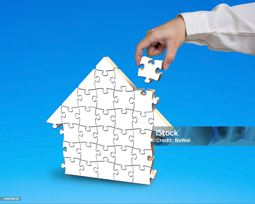 Putting puzzle in forma di casa - Foto stock royalty-free di Adulto