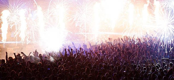 aclamar multitud en concierto - popular music concert stadium rock and roll crowd fotografías e imágenes de stock