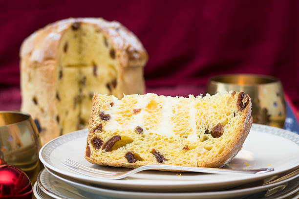 panettone con limone-mascarpone riempimento - fruitcake christmas cake cake raisin foto e immagini stock