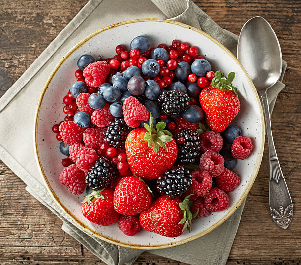 assiette de fruits rouges frais - fruit red photos et images de collection