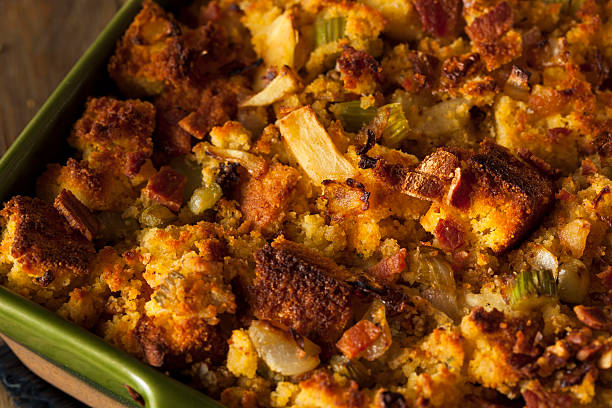 tradicional cornbread stuffing caseras - stuffing bread bowl crumb fotografías e imágenes de stock