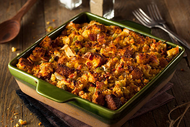 tradicional cornbread stuffing caseras - stuffing bread bowl crumb fotografías e imágenes de stock