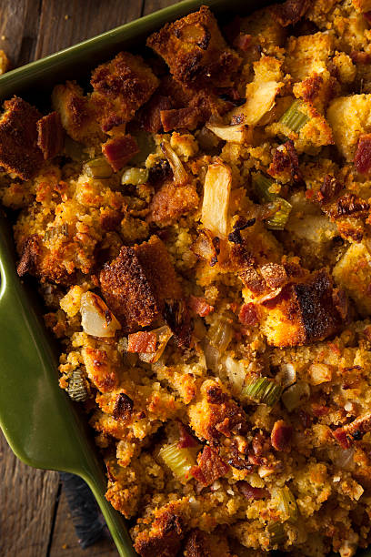 tradicional cornbread stuffing caseras - stuffing bread bowl crumb fotografías e imágenes de stock