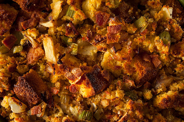 tradicional cornbread stuffing caseras - stuffing bread bowl crumb fotografías e imágenes de stock