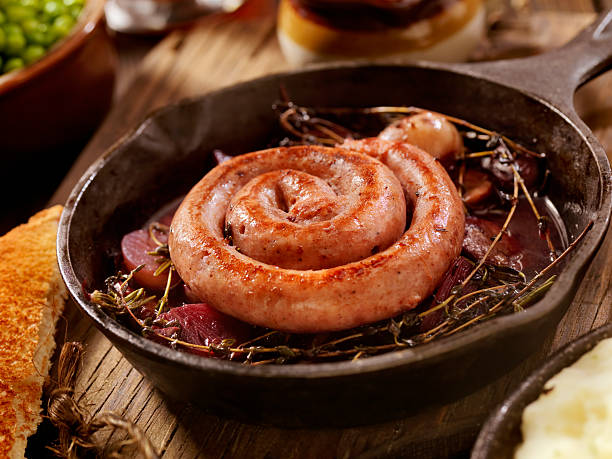 bangers, salsicha cumberland com mash e uma cerveja - sausage food mash grilled imagens e fotografias de stock