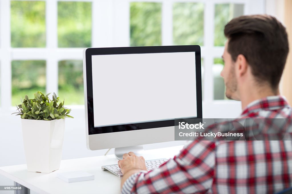 Jovem homem olhando na tela de computador - Foto de stock de Computador desktop royalty-free