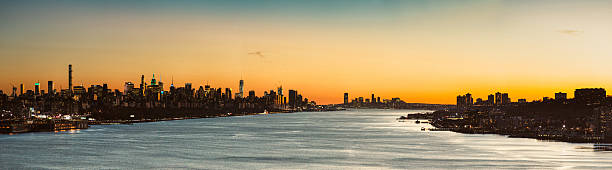 new york city skyline panorama sur le fleuve hudson au coucher du soleil - west new york new jersey photos et images de collection