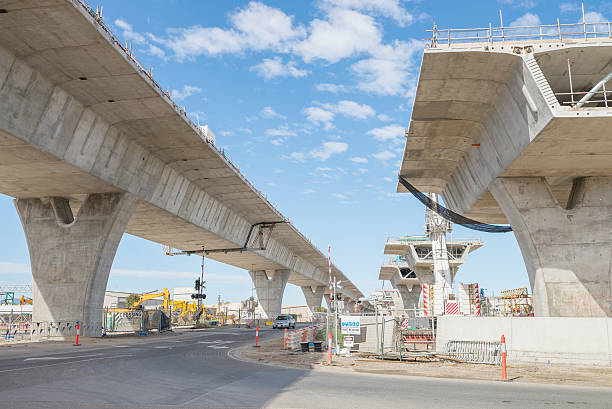 strada attualmente in costruzione - construction bridge below concrete foto e immagini stock