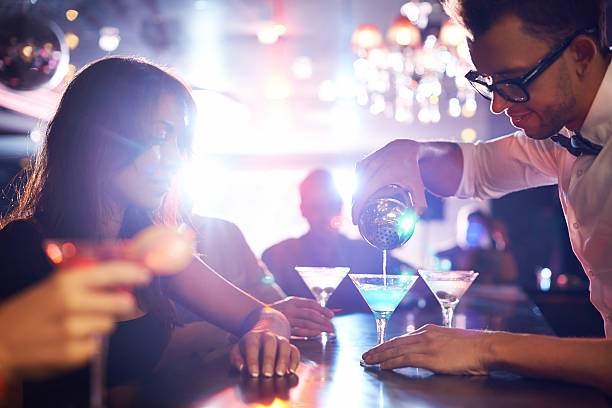 eingießen einen cocktail - nightlife party group of people martini stock-fotos und bilder