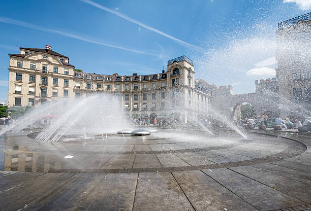 fontana di monaco di baviera - karlsplatz foto e immagini stock