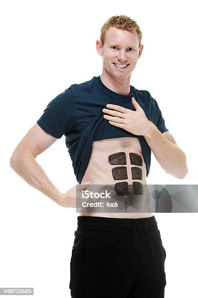 Man Showing His Falsa Seis De Los Músculos Foto de stock y más banco de imágenes de 20 a 29 años - 20 a 29 años, 25-29 años, Adulto