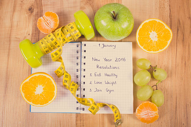 ビンテージ写真、新しい年の解像度で書かれたノートパソコン、ダンベル、センチメートル - dieting planning calendar event ストックフォトと画像