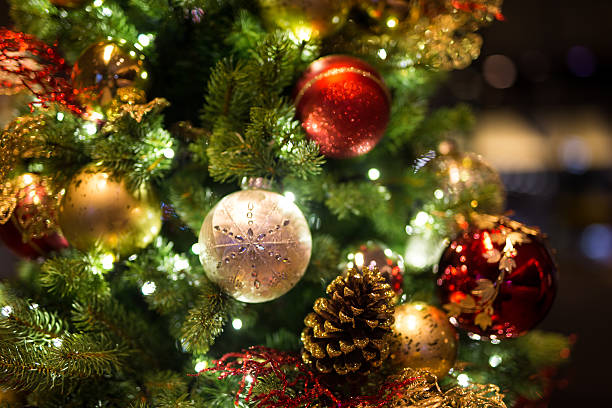 weihnachten hintergrund mit weihnachts-bälle-weichzeichner - weihnachtsbaum stock-fotos und bilder