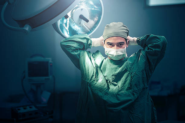 chirurgien en configuration salle de théâtre vous préparer à travailler sur le patient - surgeon photos et images de collection