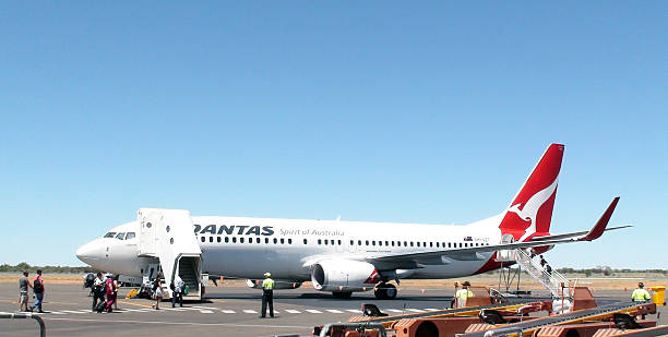 los pasajeros a pie a placa qantas avión en el aeropuerto de alice springs - alice springs public building outdoors horizontal fotografías e imágenes de stock