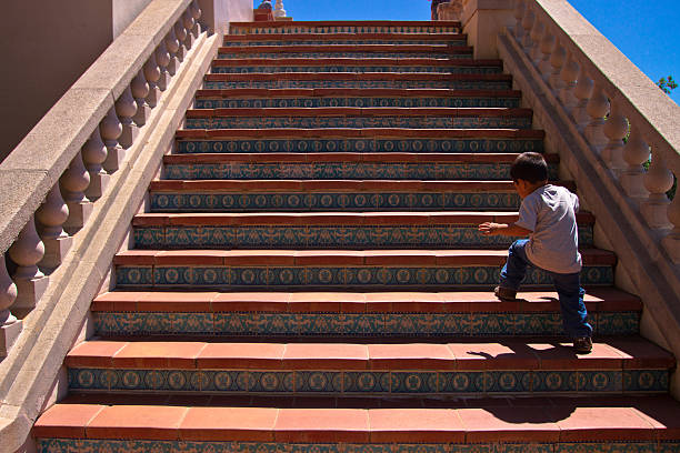 chłopiec idzie w górę schodów - personal perspective vanishing point diminishing perspective staircase zdjęcia i obrazy z banku zdjęć