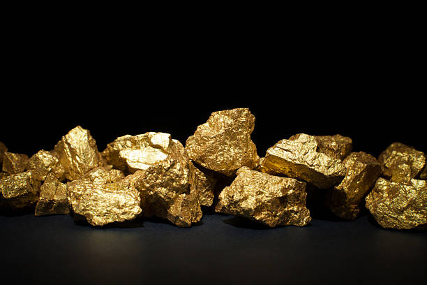 mound of gold mound of gold close-up on black background ounce stock pictures, royalty-free photos & images