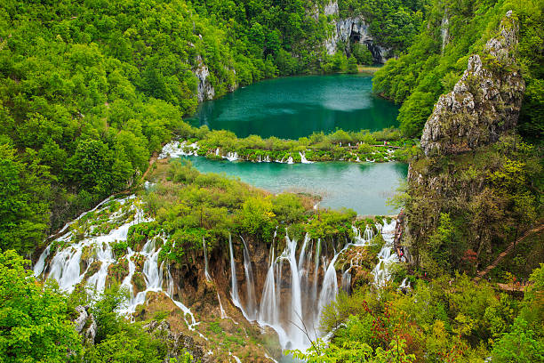 cascatas no parque nacional de plitvice - beauty in nature natural phenomenon waterfall falling water - fotografias e filmes do acervo