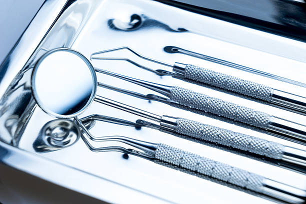 ensemble médical en chirurgie dentaire dentiste matériel outils - dentist mirror orthodontist carver photos et images de collection