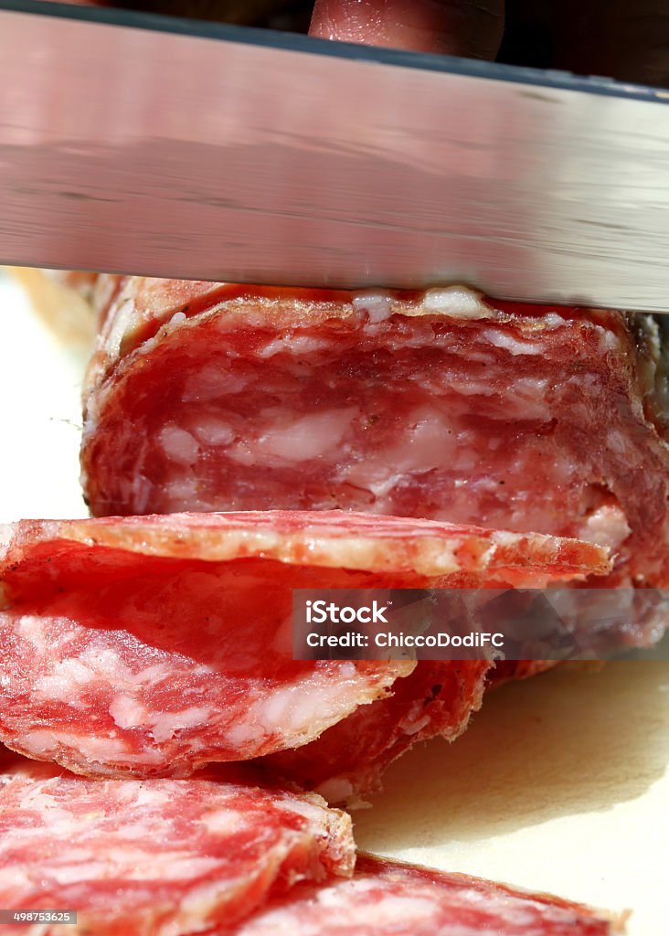 Boa salame com faca de aço que cortes - Foto de stock de Alimentação Não-saudável royalty-free
