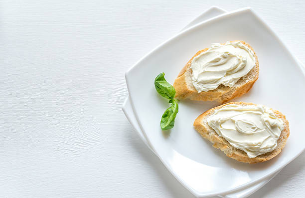 sanduíches com cream cheese - portion cheese baguette bread - fotografias e filmes do acervo