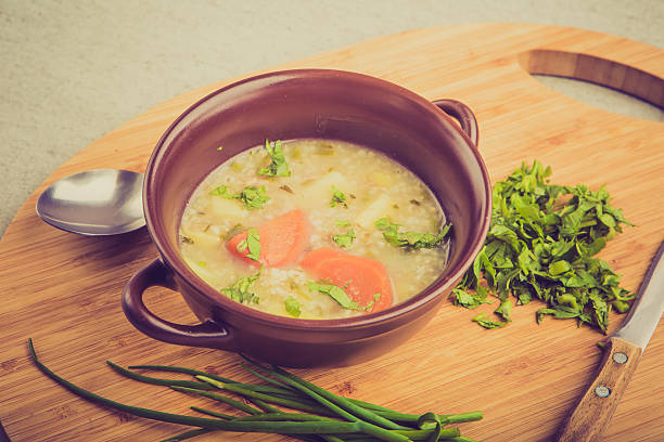 vintage foto de la sopa de cebada tradicional con perejil en bowl - vegetable barley soup fotografías e imágenes de stock