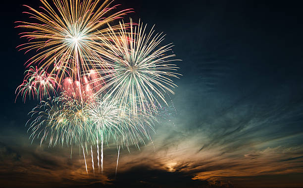 leuchtend bunte feuerwerk in den nachthimmel - fireworks stock-fotos und bilder