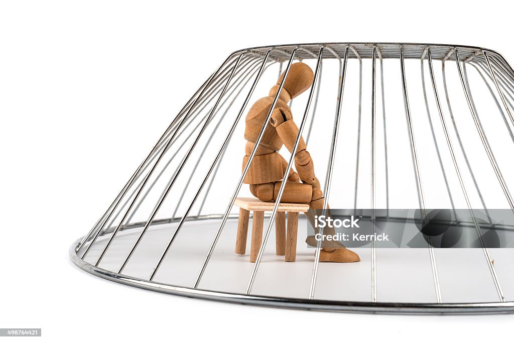 Hölzerne Schaufensterpuppe isoliert und gefangen in einem Käfig - Lizenzfrei Abgeschiedenheit Stock-Foto