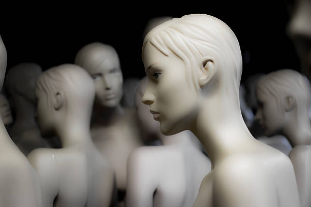 manequins feminino - individuality standing out from the crowd imitation mannequin - fotografias e filmes do acervo