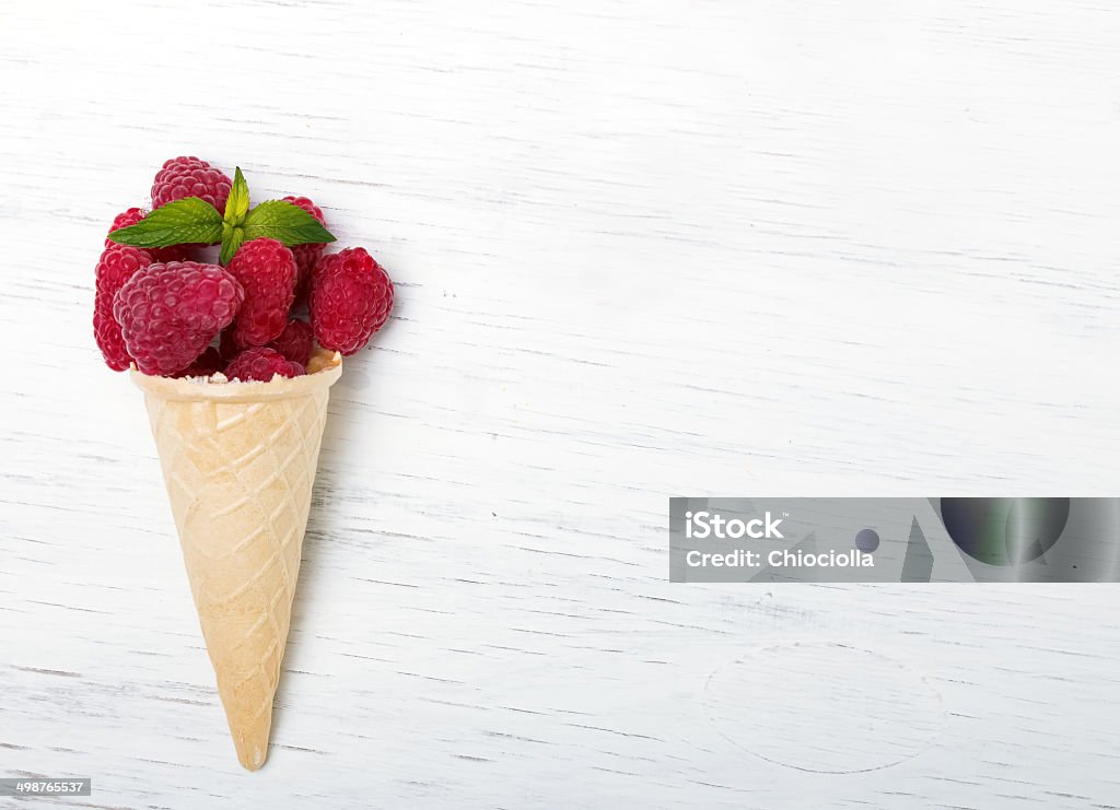 Eiscremewaffel mit Himbeeren - Lizenzfrei Bildhintergrund Stock-Foto