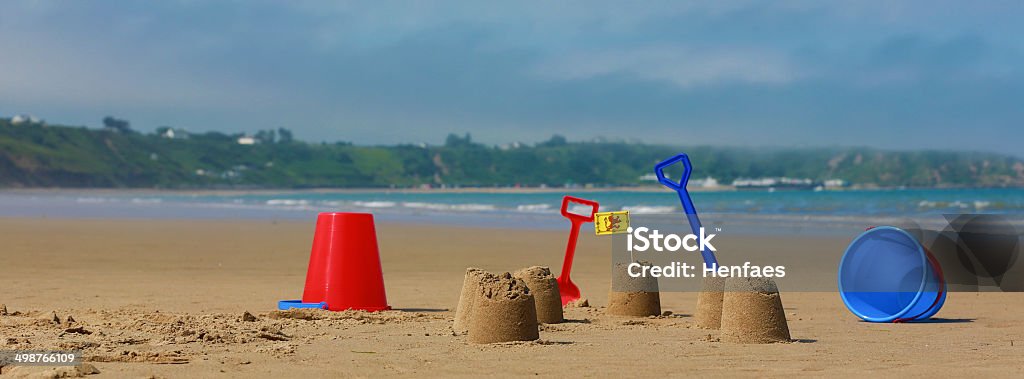 해변, 바다, 버킷 스페이드 sandcastles 및 웨일스기 - 로열티 프리 건축하기 스톡 사진