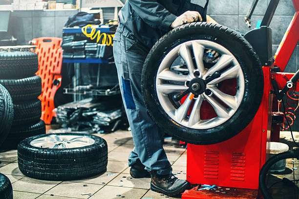 carro workshop rotina diária. - tire car built structure surrogate - fotografias e filmes do acervo