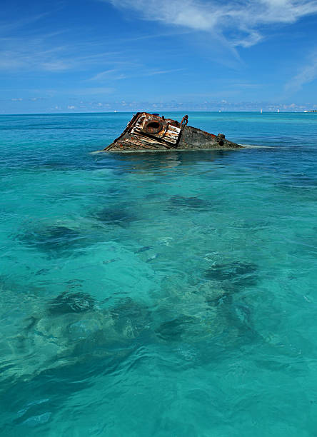 hundimiento de un barco en el mar tropical - triángulo de las bermudas fotografías e imágenes de stock