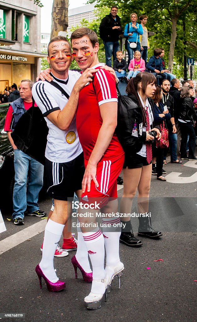 Pareja Gay En Tacones Vestido Como Jugadores De Fútbol Foto de stock y más  banco de imágenes de Fútbol - iStock